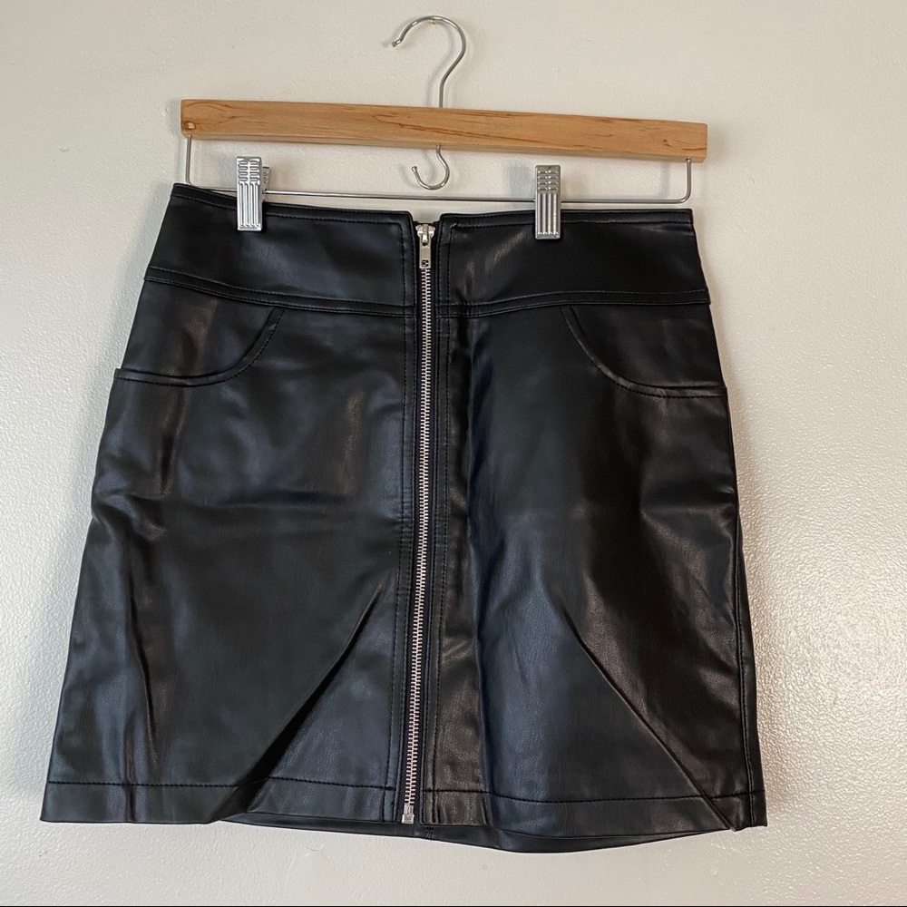 Forever 21 2-Pocket Faux Leather Skirt w Zipper